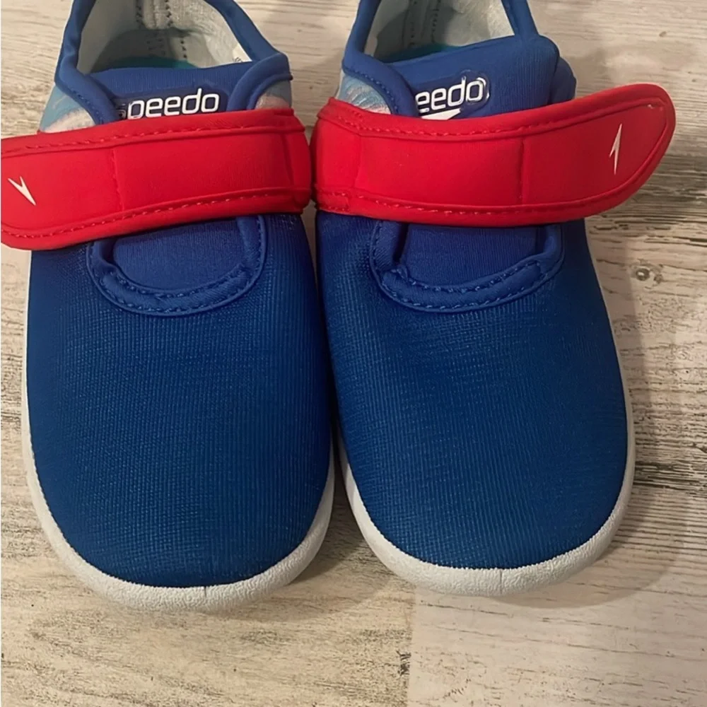 A2- Water shoes - speedo - toddler/child size 8 swimshoes